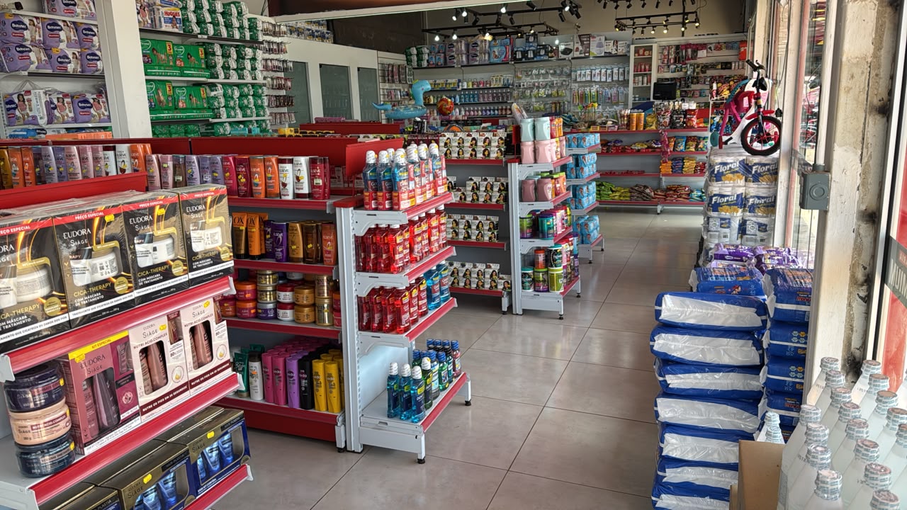 Corredores com prateleiras cheias de produtos