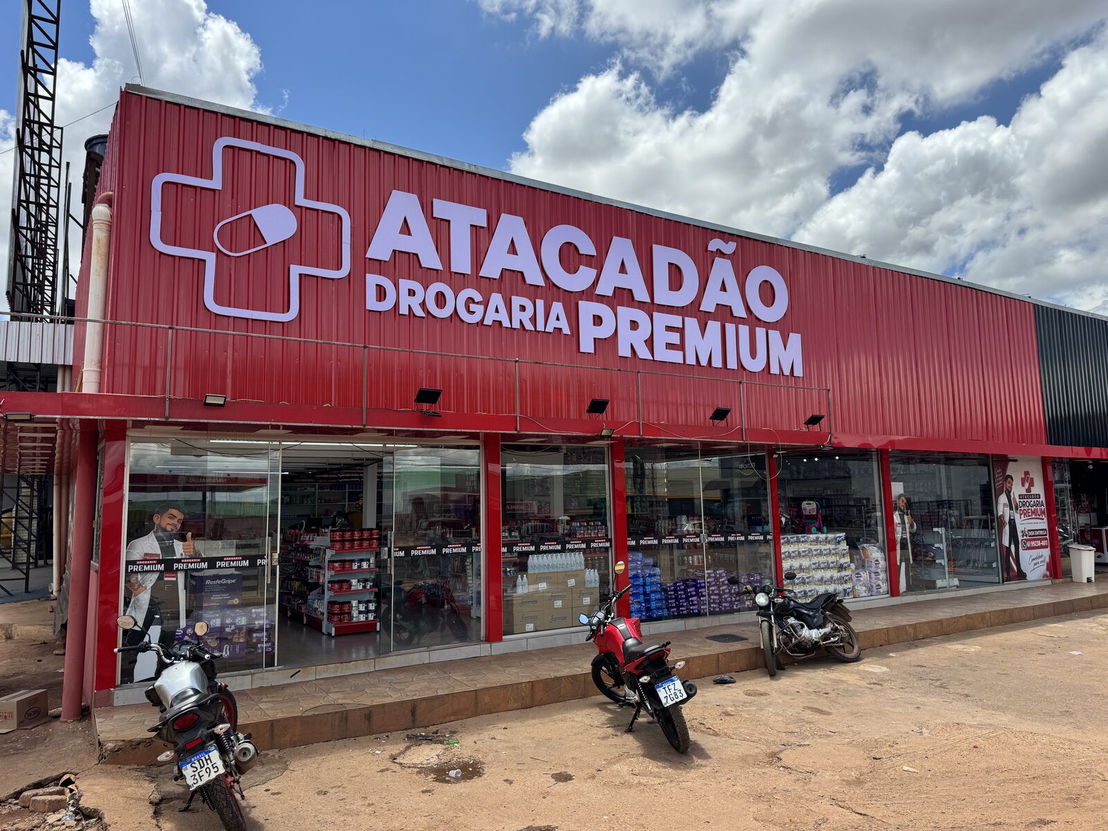 Fachada do Atacadão Drogaria Premium em Águas Lindas de Goiás